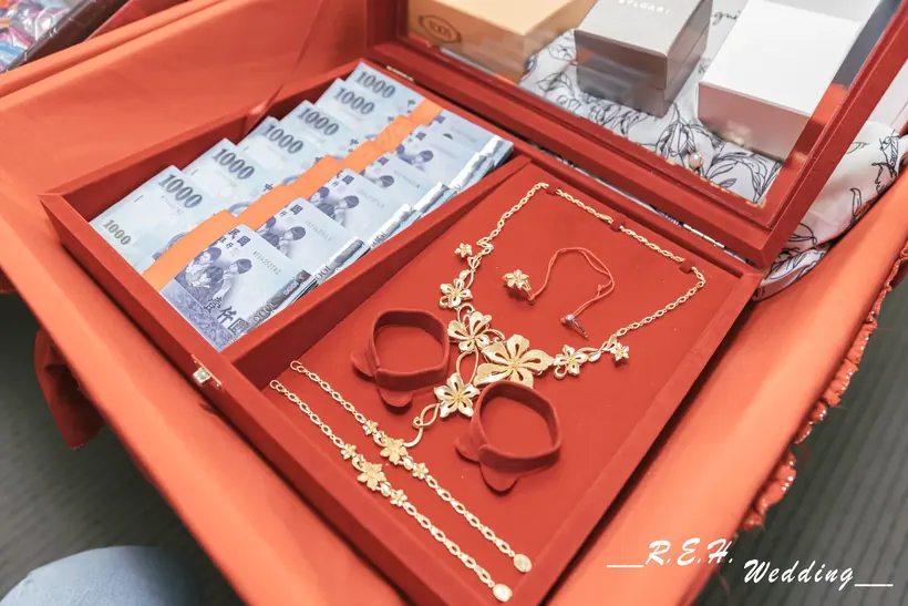 【2026 婚紗推薦】打造微醺極致浪漫!走進 WoodChenOffice 享受紅酒與高訂婚紗的尊榮預約